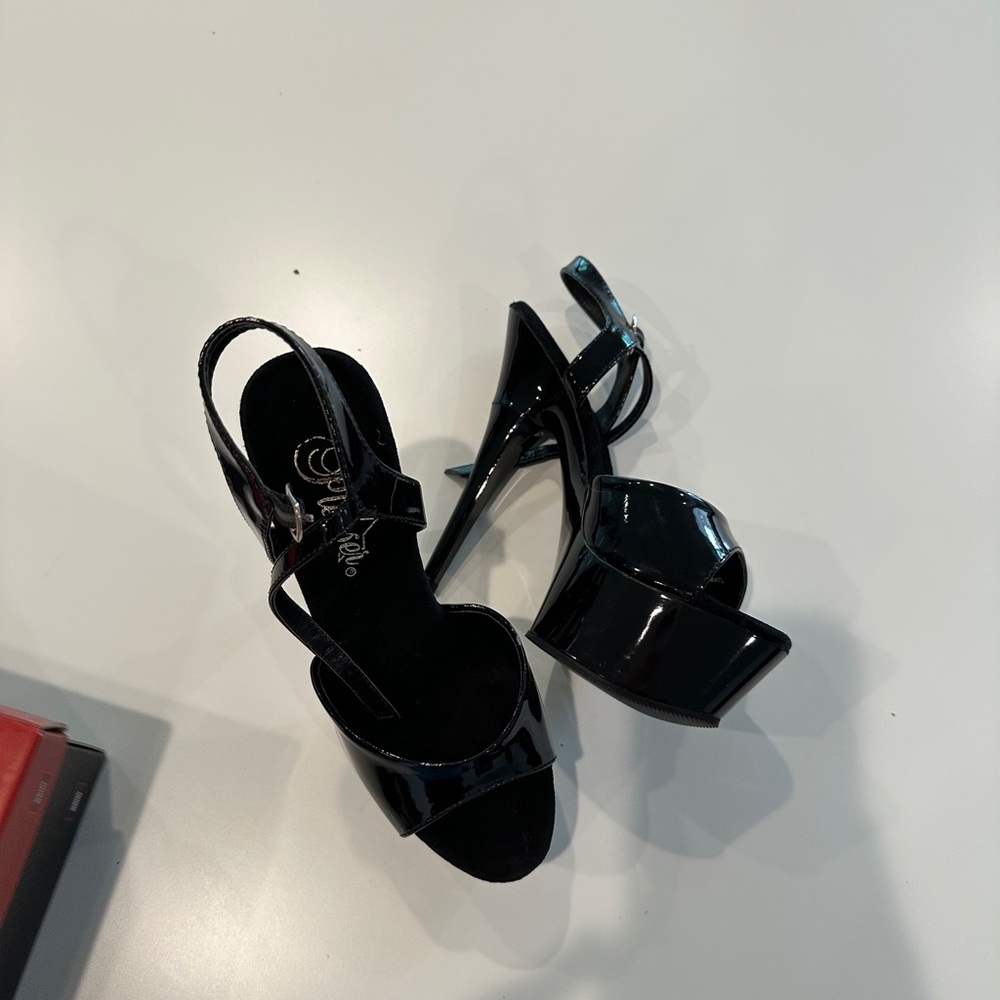 Pleasers Women’s platform sandals with Rhingstones size 7M